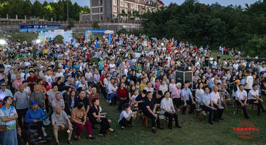 市民游客观看电影.jpg