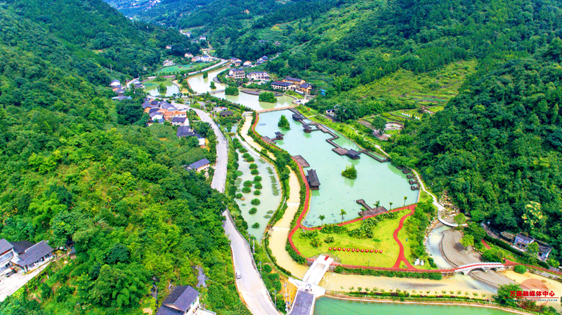 关坝镇凉风村从贫困村到梦乡村